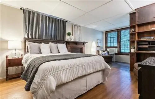 Полностью отремонтированная квартира-студия Airbnb в Мемфисе с кроватью размера «queen-size».