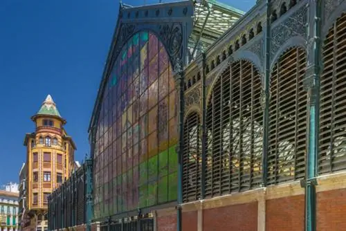 Фасад продовольственного рынка Атарасанас, фото через Depositphotos