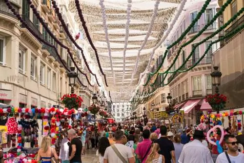 Люди на пешеходной улице Маркиза де Лариоса в Малаге, фото через Depositphotos