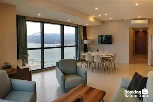 Апартаменты Airbnb с 2 спальнями и панорамным видом на берегу моря в Батуми