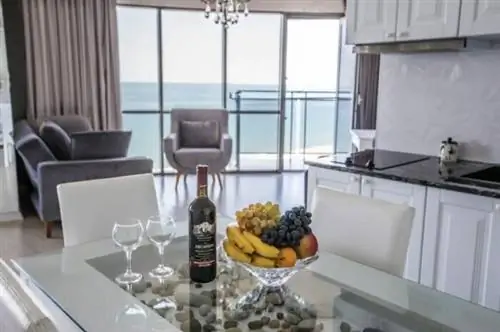 Батуми Airbnb с УДИВИТЕЛЬНОЙ панорамой, в 50 метрах от моря