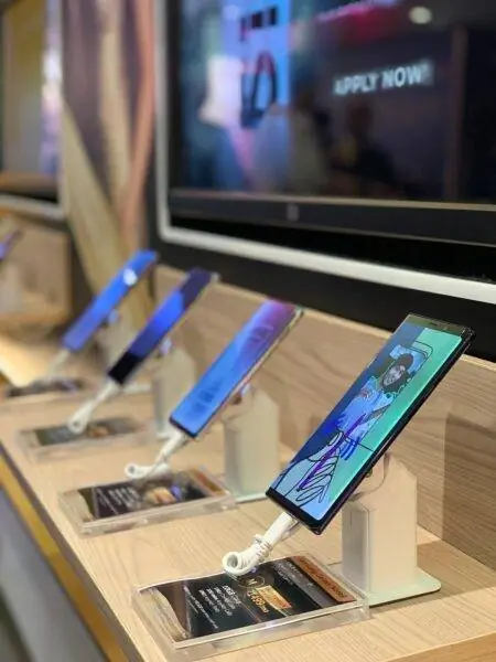 Смартфоны на выставке в цифровом магазине PLDT-Smart One