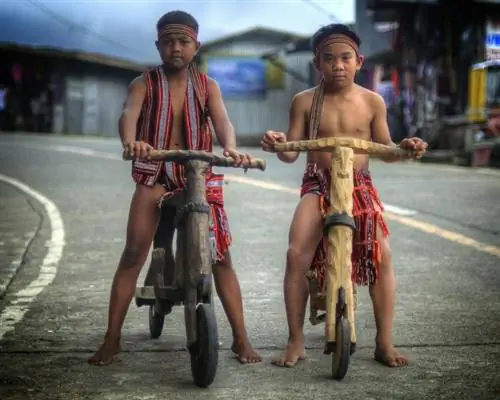 Дети Ифугао в деревянных самокатах. Автор: Раниэльхосекастанеда, Wikimedia cc.