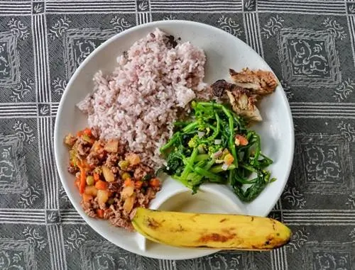 Обед в этнической деревне Банауэ.