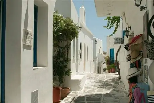 Главная улица старой части Лефкеса на Паросе, автор: Zde, Wikipedia cc.