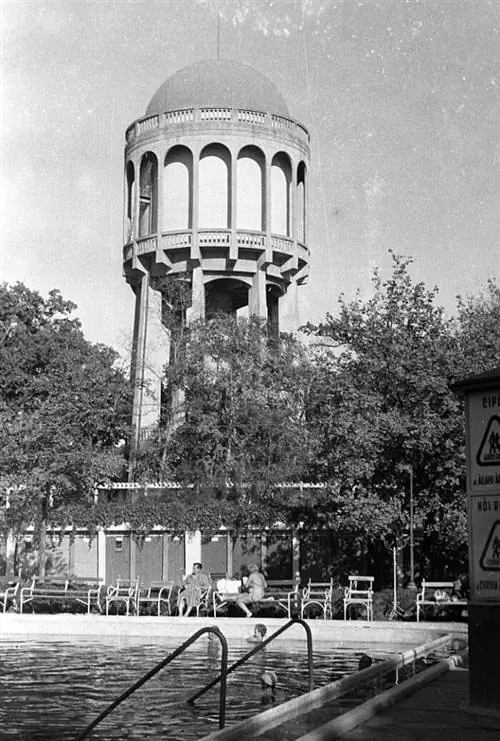 Винтажное фото водонапорной башни Надьердей, сделанное Фортепаном из Wikipedia cc.