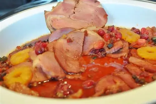 Глазированная ветчина с фруктами