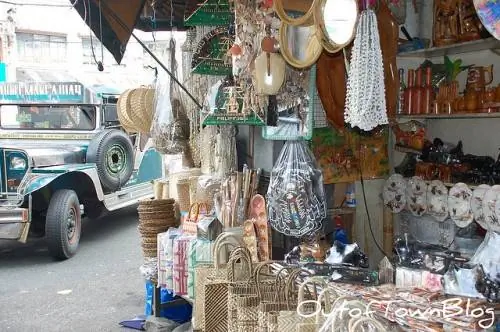 Филиппинский джипни возле сувенирных магазинов Quiapo