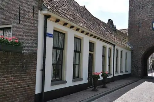 Небольшие домики возле городских ворот Хаттема, автор Koosg через Wikimedia cc.