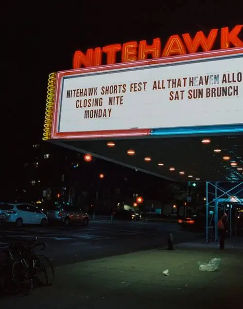 Nitehawk Cinema от Кайла Смита через Unsplash