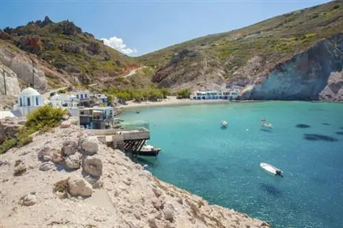 Кристально чистая вода пляжа Фиропотамос на острове Милос, фото через Depositphotos
