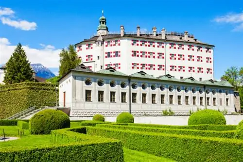 Замок Амбрас или Schloss Ambras Innsbruck - замок и дворец, расположенный в Инсбруке, столице Тироля, Австрия. Фото через Depositphotos