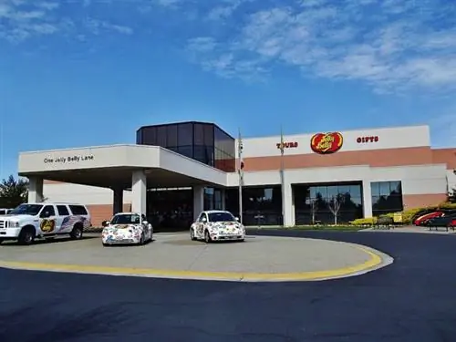 Вход на фабрику Jelly Belly Fairfield и центр для посетителей, сделанный Amadscientist через Wikipedia CC.