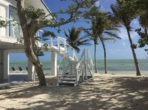 Трехэтажный дом в Исламораде, Флорида, с частным пляжем, бассейном и потрясающим видом на океан.