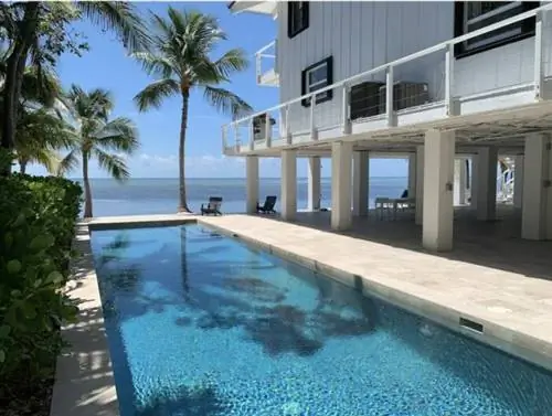 Аренда дома на берегу океана в Исламораде с бассейном