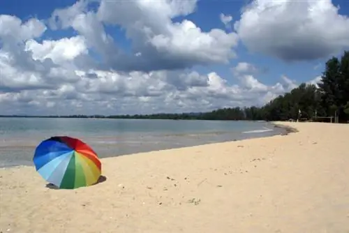 Пляж Чератинг в Куантане, фото через Depositphotos