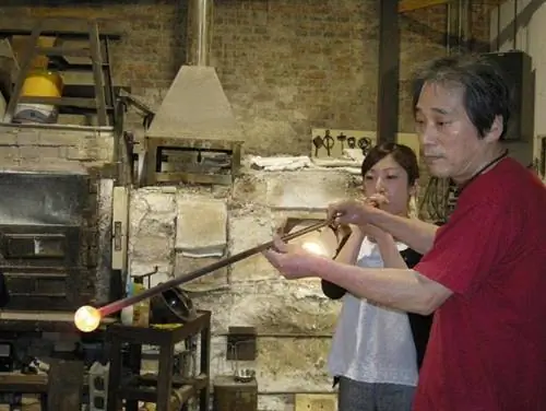 Фото стеклянной студии Хакодате с сайта visit-hokkaido.jp