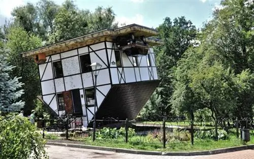 Перевернутый дом Калининград, фото со страницы Transiberiana на Facebook