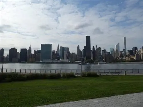 Здание ООН доминирует над панорамой Нью-Йорка из отеля Wythe.