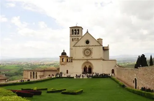 Базилика с видом на сельскую местность.