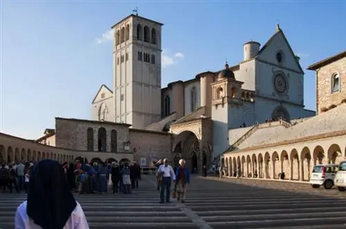 Вы проходите через эту широкую эспланаду, чтобы добраться до входа в базилику.