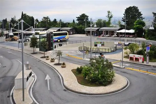 Наверху многоуровневая парковка у входа.