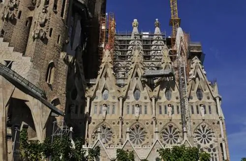 Стены пронизаны отверстиями для витражей, пропускающих внутрь разноцветный свет.