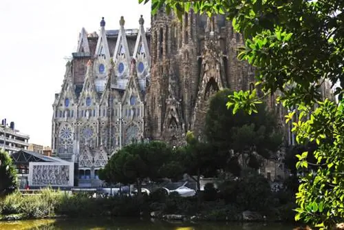 Перед домом небольшой парк с бассейном.