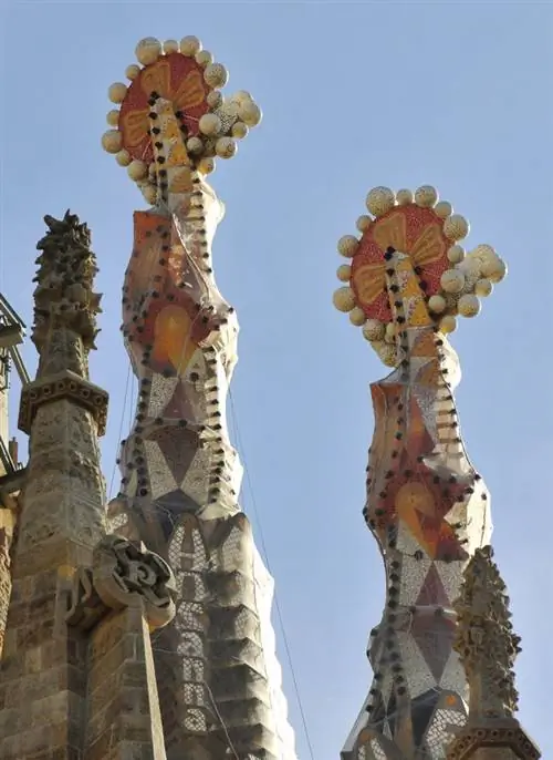 Вершины башен представляют собой яркие конструкции, напоминающие атрибуты епископа, выполненные из муранского стекла. В них есть полости, в которых будут размещены фонари, благодаря которым они светятся ночью.