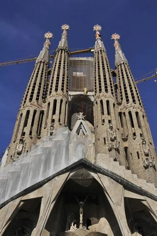 Фасад Страдающего пути изображает последние недели жизни Иисуса.