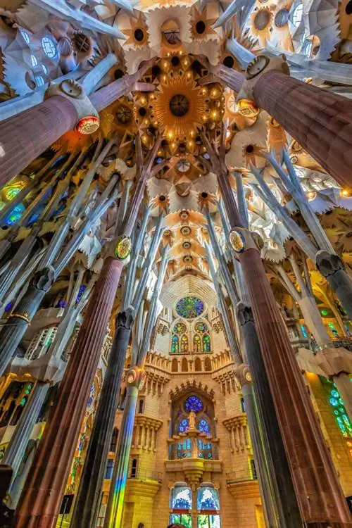 Вид на алтарь с великолепными витражами.