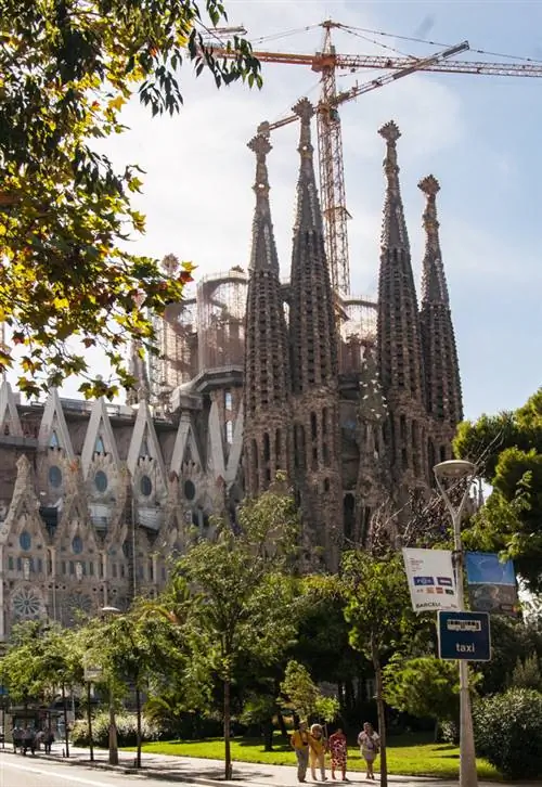 Одна из улиц, проходящих через церковь.