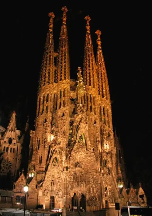 Главный фасад Рождества Христова ночью.