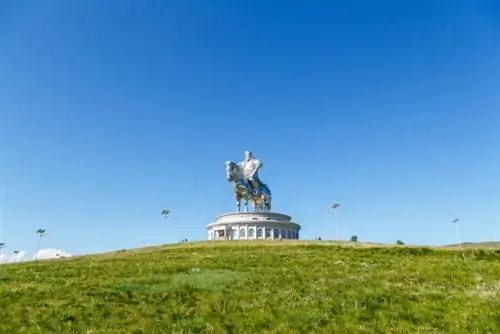 Конная статуя Чингисхана в солнечную погоду. Монголия, Улан-Батор, фото через Depositphotos