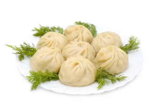 Бууз - это разновидность монгольских пельменей на пару с мясной начинкой. Фото через Depositphotos