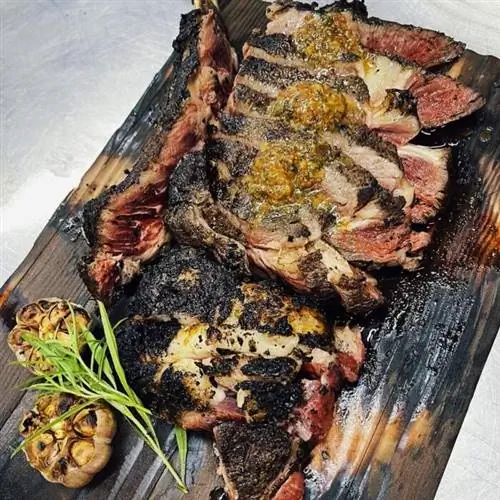 Томагавк высшего сорта в ресторане The Lost Cow Chophouse
