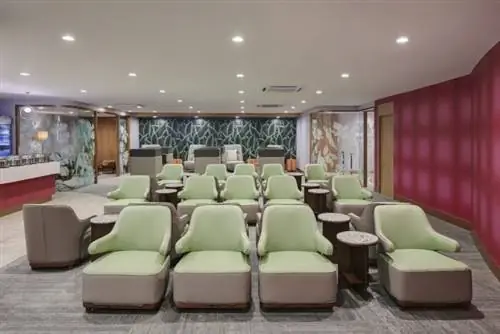 Комфорт и тишина в ожидании рейса в зале ожидания Plaza Premium.