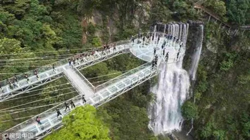 Стеклянный мост в каньоне Гулонг, фото с сайта highbridges.com Стеклянный мост в каньоне Гулонг, фото с сайта highbridges.com