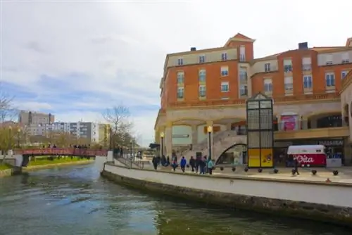 Forum Aveiro - торговый центр на канале Кожо в Авейру, фото через DepositPhotos Forum Aveiro - торговый центр на канале Кожо в Авейру, фото через DepositPhotos