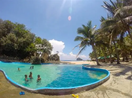 Бассейн в отеле AMCO Pacific Beach Resort