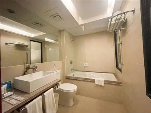 Ванная комната также была просторной и имела ванну.