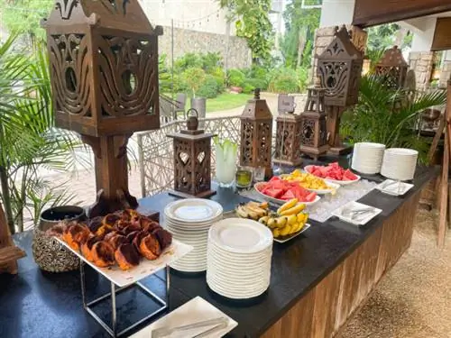 La Marina - ресторан под открытым небом, завтрак «шведский стол» подается на свежем воздухе.