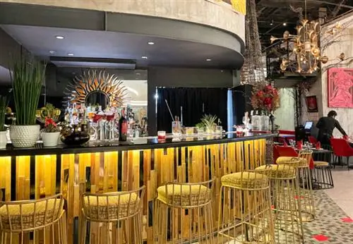 Войдя в дверь, вас встретит этот красивый бар.