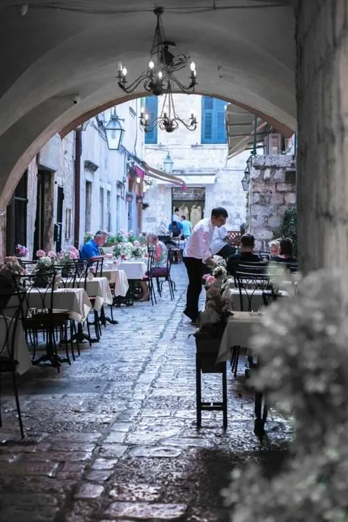 Тихий дворик ресторана в Дубровнике