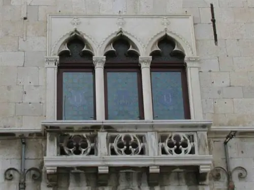 Трифора в Этнографическом музее в Сплите, фото из Wikipedia Commons.