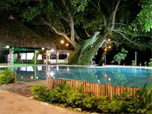 Пляжный клуб Golden Sunset на острове Камигуин