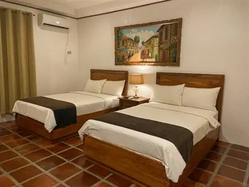 Доступны номера Делюкс с кроватью размера «queen-size», номер Твин и семейные номера.