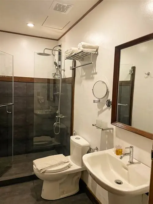 В ванной также были полотенца и туалетные принадлежности.