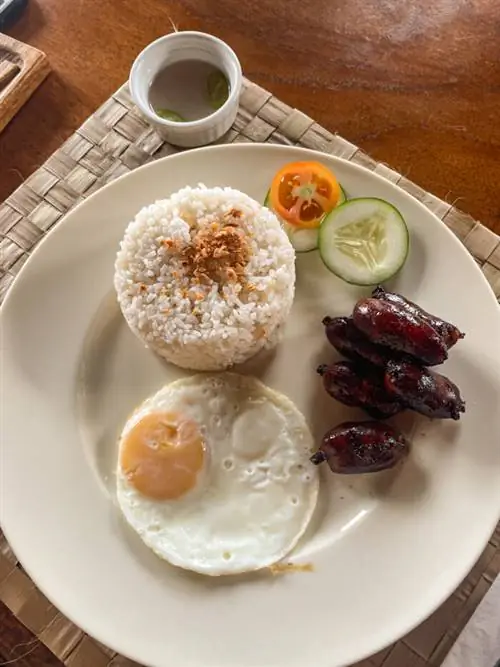 Еда Guinobatan Longganisa в Casa Simeon