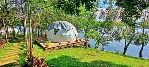 Уникальный опыт палаток с куполом на озере Лумот